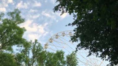 Şehir parkında dönme dolap