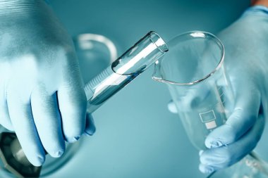 Doktorlar ellerinde mataralarla tıbbi eldiven veriyorlar.