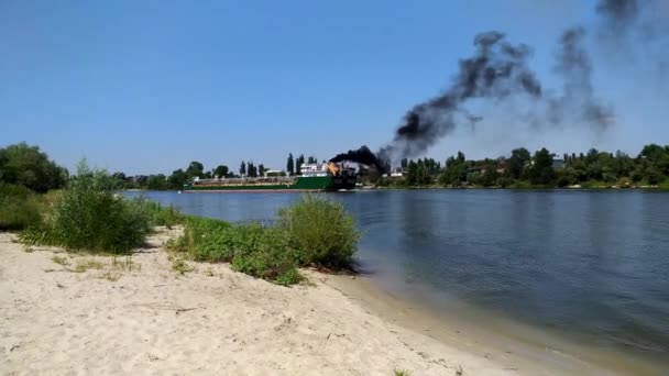 Fartyget seglar längs floden och släpper ut svart rök från skorstenen som förorenar miljön. Miljöproblem. Ryssland Rostov-on-Don 29.08.2021 — Stockvideo