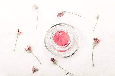 Soyut kozmetik laboratuvarı. Beyaz arka planda organik keten üzerine ev yapımı krema jölesi. Bakım için doğal kozmetik, homeopati. Düz stil, üst görünüm