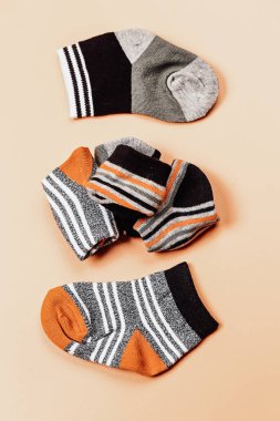 Fotokopi alanı olan farklı çoraplar. Düz yatıyordu. Üst görünüm.