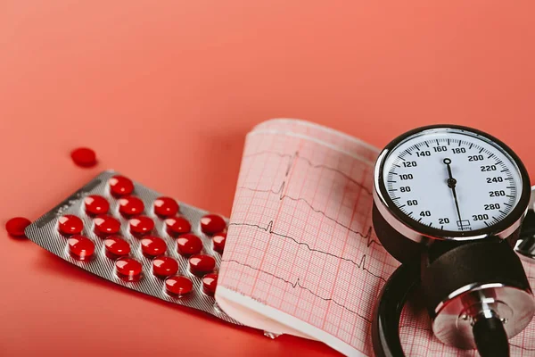 Wereldberoerte dag. Stethoscoop, cardiogram, pillen. Begrepen Ruimte. Plat gelegd. Bovenaanzicht. Stockfoto