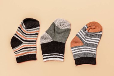 Fotokopi alanı olan farklı çoraplar. Düz yatıyordu. Üst görünüm.