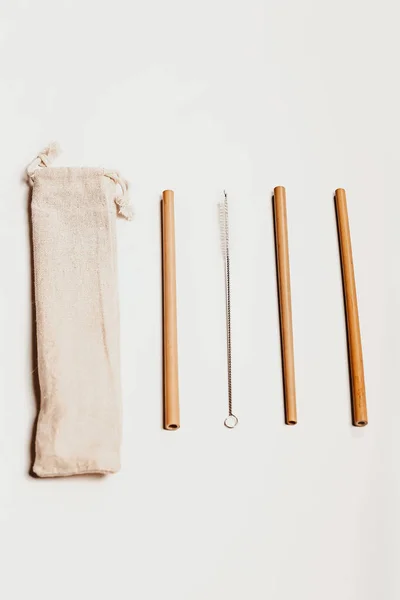 Rollos de cóctel de madera con una bolsa de tela. cero residuos, reciclaje, concepto de estilo de vida sostenible, disposición plana — Foto de Stock