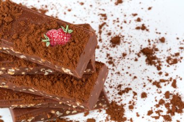 Çikolata Ahududu kakao izole somun beyaz arka plan ile 