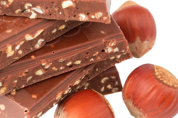 Шоколад с орехами на белом фоне — стоковое фото