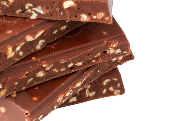 Chocolate con nueces aisladas fondo blanco —  Fotos de Stock