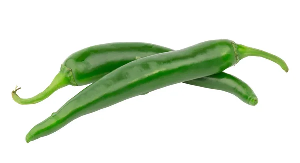 Groene hete chili pepers geïsoleerd op een witte achtergrond — Stockfoto