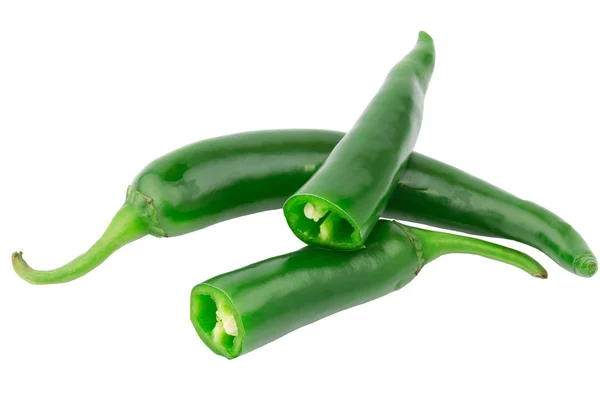 Groene hete chili pepers geïsoleerd op een witte achtergrond — Stockfoto