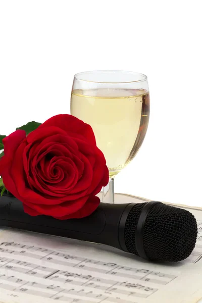 Anteckningar ökade glas champagne mikrofon isolerad på vit bakgrund mjuk selektiv inriktning — Stockfoto