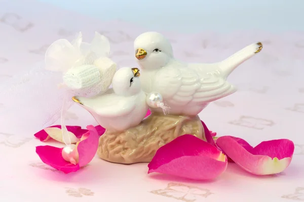 Figurillas de amantes par de palomas de boda San Valentín amor ternura vintage retro selectivo suave enfoque — Foto de Stock