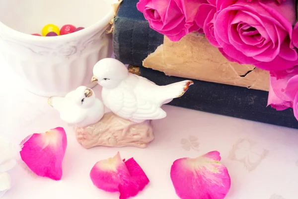 Figuritas palomas de boda enamoradas Ramo de San Valentín de rosas rosadas en libros antiguos fondo floral es amor ternura vintage retro enfoque suave selectivo — Foto de Stock