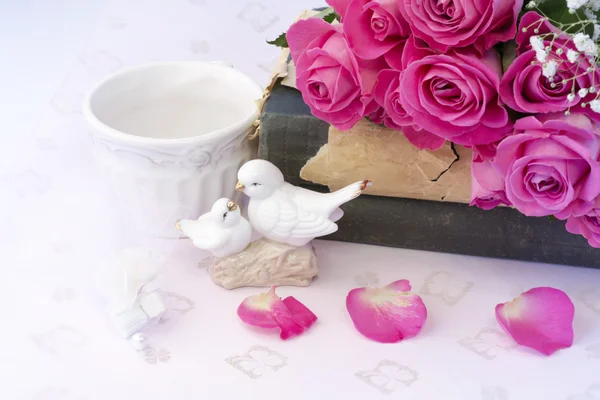 Figurinhas casamento pombas no amor Valentine buquê de rosas rosa em livros antigos floral fundo é amor ternura vintage retro seletivo foco suave — Fotografia de Stock