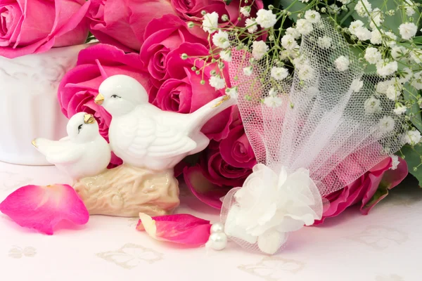 Figuritas palomas de boda enamoradas Ramo de San Valentín de rosas rosadas en libros antiguos fondo floral es amor ternura vintage retro enfoque suave selectivo — Foto de Stock