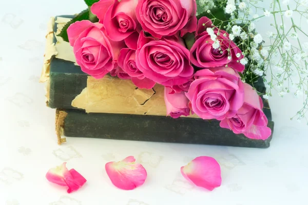 Букет рожевих троянд на старовинних книгах квітковий фон це любов ніжність вінтажний ретро вибірковий м'який фокус — стокове фото