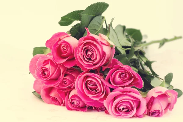 Buquê de rosas rosa fundo floral é ternura do amor vintage retro foco suave seletivo — Fotografia de Stock