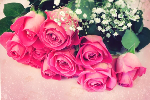 Bouquet de roses roses fond floral est amour tendresse vintage rétro sélectif soft focus — Photo