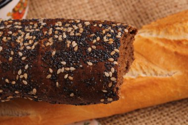 Siyah haşhaş ve beyaz Fransız baget ekmek diyet vitamini Kahvaltı Öğle yemeği akşam yemeği ev mutfak organik sağlık Eko rustik mutfak ile