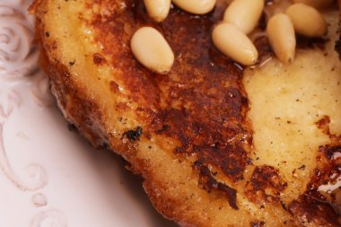 Yumurtalı ekmek bal şurubu kruton çam fıstığı ile kahvaltı şekerli tatlı seçici yumuşak odak