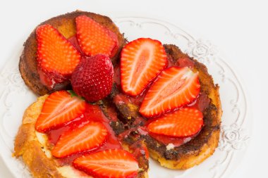 Kahvaltı tost beyaz arka plan üzerinde izole çilek ile