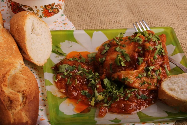 Chakhokhbili gestoofde kip in tomatensaus met Frans stokbrood uien wit brood compote SAP dieet Vitamine ontbijt lunch diner gezondheid huis keuken organische eco laag gewicht — Stockfoto