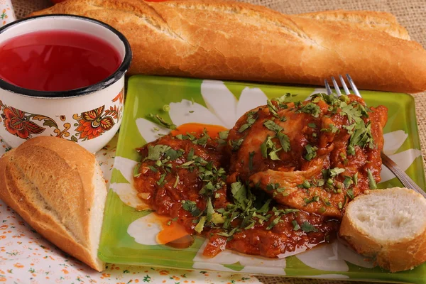 Chakhokhbili gestoofde kip in tomatensaus met Frans stokbrood uien wit brood compote SAP dieet Vitamine ontbijt lunch diner gezondheid huis keuken organische eco laag gewicht — Stockfoto