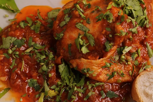 Chahohbili direbus ayam dalam saus tomat dengan vitamin bawang diet makan siang sarapan kesehatan rumah dapur organik eco berat badan rendah — Stok Foto