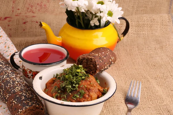 Chakhokhbili direbus ayam dalam saus tomat dengan bawang roti cokelat dengan poppy compote jus diet vitamin sarapan makan siang kesehatan rumah dapur organik berat eko rendah — Stok Foto