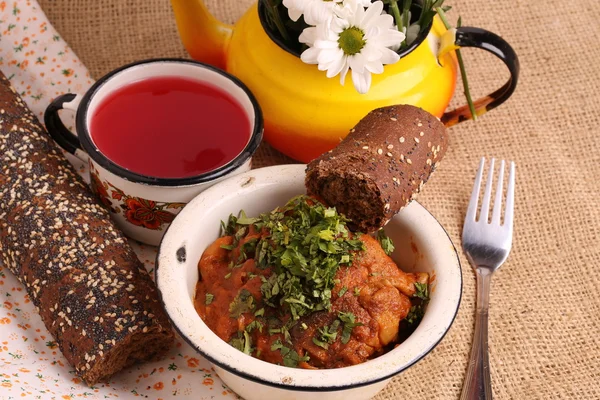 Chakhokhbili direbus ayam dalam saus tomat dengan bawang roti cokelat dengan poppy compote jus diet vitamin sarapan makan siang kesehatan rumah dapur organik berat eko rendah — Stok Foto