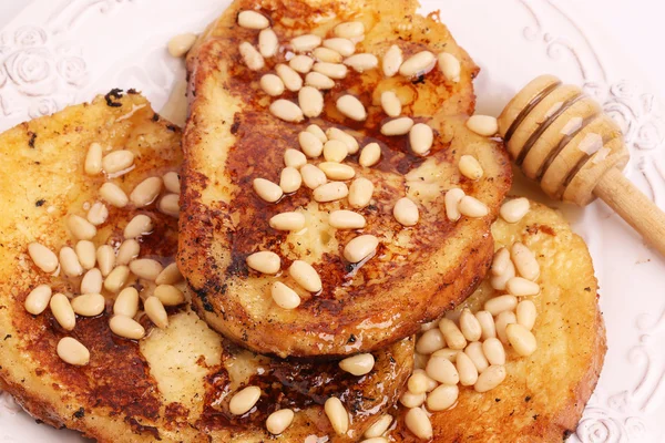 Tostadas francesas con miel croutons piñones desayuno postre dulce enfoque suave selectivo — Foto de Stock