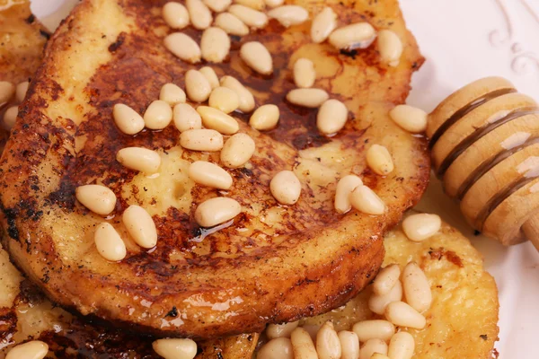 Французские тосты с мёдом сироп гренки кедровые орехи завтрак сладкий десерт избирательный мягкий фокус — стоковое фото
