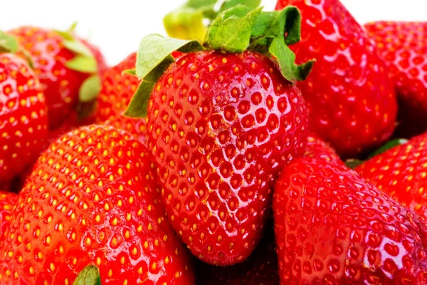 Fresas maduras sobre un fondo blanco enfoque suave selectivo — Foto de Stock