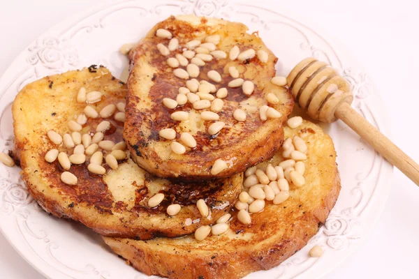 Tostadas francesas con miel croutons piñones desayuno postre dulce enfoque suave selectivo — Foto de Stock