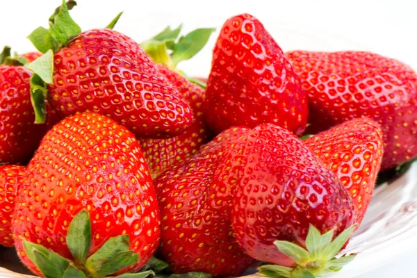 Fresas maduras sobre un fondo blanco enfoque suave selectivo — Foto de Stock