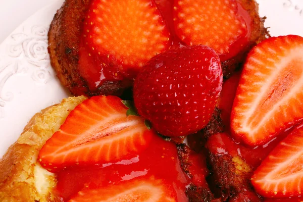 Desayuno tostadas francesas con fresas aisladas sobre fondo blanco — Foto de Stock