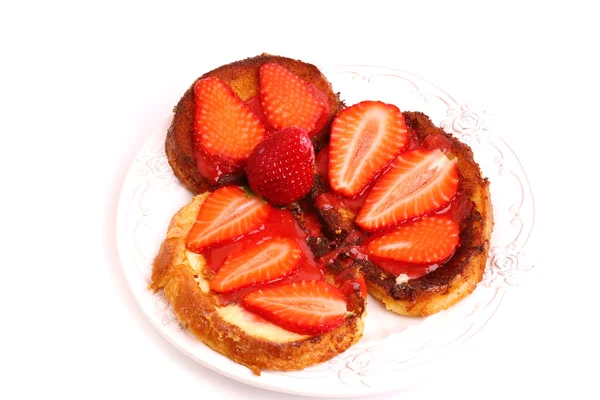 Ontbijt Franse toast met aardbeien geïsoleerd op witte achtergrond — Stockfoto