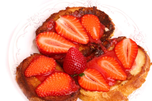 Desayuno tostadas francesas con fresas aisladas sobre fondo blanco — Foto de Stock