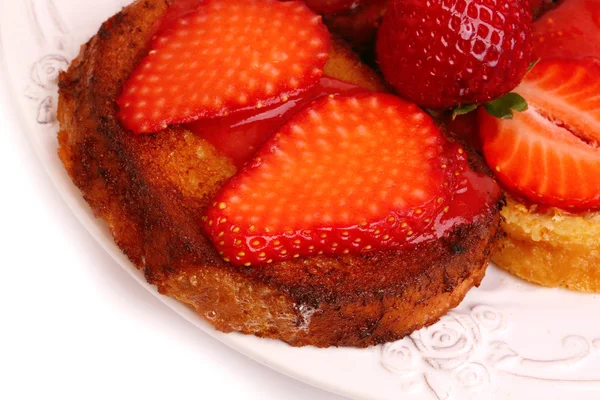 Desayuno tostadas francesas con fresas aisladas sobre fondo blanco — Foto de Stock