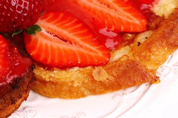 Petit déjeuner pain perdu aux fraises isolé sur fond blanc — Photo