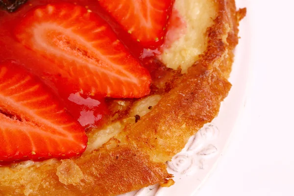 Pequeno-almoço torrada francesa com morangos isolados sobre fundo branco — Fotografia de Stock