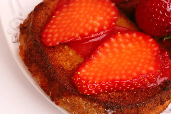 Desayuno tostadas francesas con fresas aisladas sobre fondo blanco — Foto de Stock