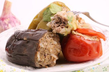 dolması patlıcan biber domates Lahana yaprakları ve etli pirinç zemin üzerinde beyaz bir arka plan yeşil