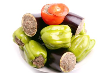 dolması patlıcan biber domates Lahana yaprakları ve etli pirinç zemin üzerinde beyaz bir arka plan yeşil