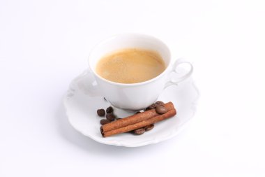 Beyaz kupa kahve çekirdekleri tarçın sopa üzerinde beyaz zemin seramik Çin hindiba izole