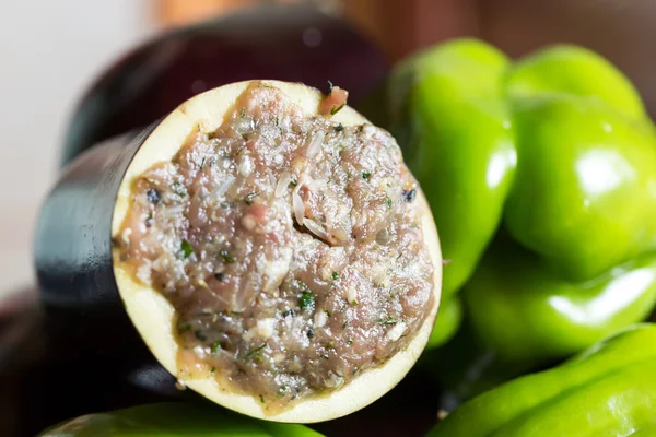 Gevulde aubergine pepers gemalen vlees met rijst en groen op een witte achtergrond — Stockfoto