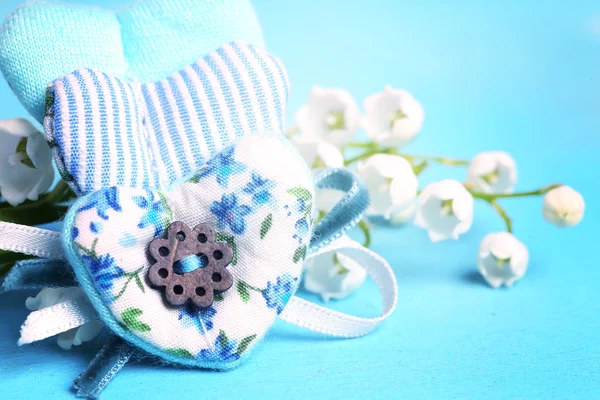 Sanftes Blau der Hintergrund Stoff Herzlilie des Tales selektive weiche Fokus getönte Foto Liebe Baum valentine — Stockfoto