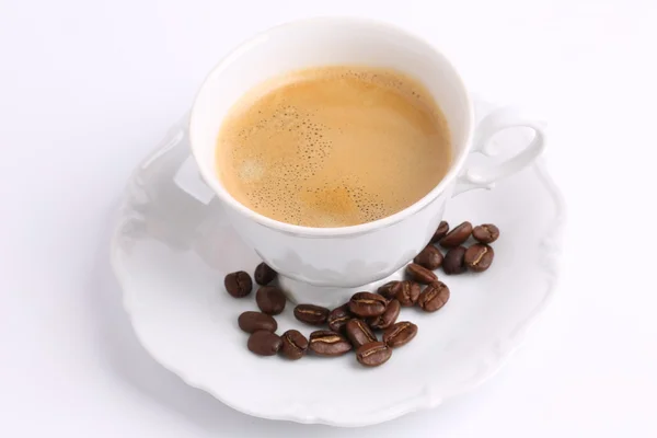 Taza blanca de granos de café aislados sobre fondo blanco china achicoria — Foto de Stock