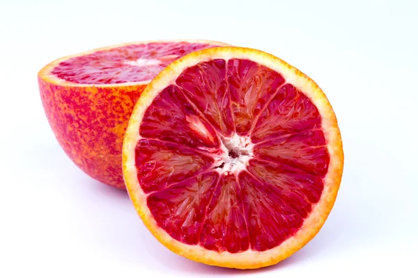 Красные апельсины изолированы на белом фоне цитрусовых сицилийских марокканских — стоковое фото