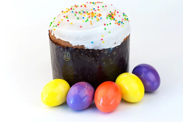 Розфарбовані яйця Великодній торт весна ізольовані на білому фоні селективний м'який фокус — стокове фото