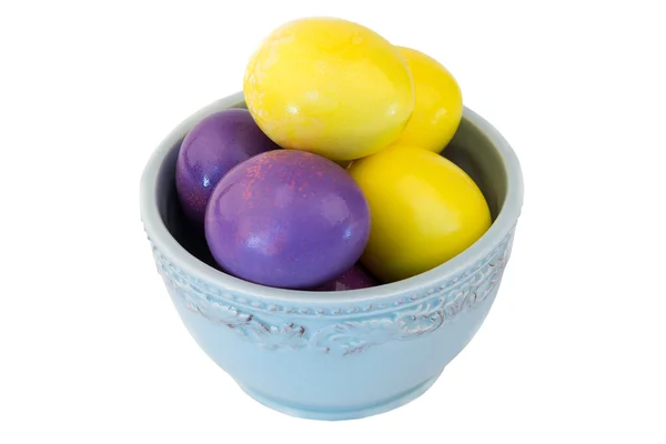 Цветные яйца в керамической миске Пасхальная пружина изолированы на белом фоне селективного мягкого фокуса — стоковое фото